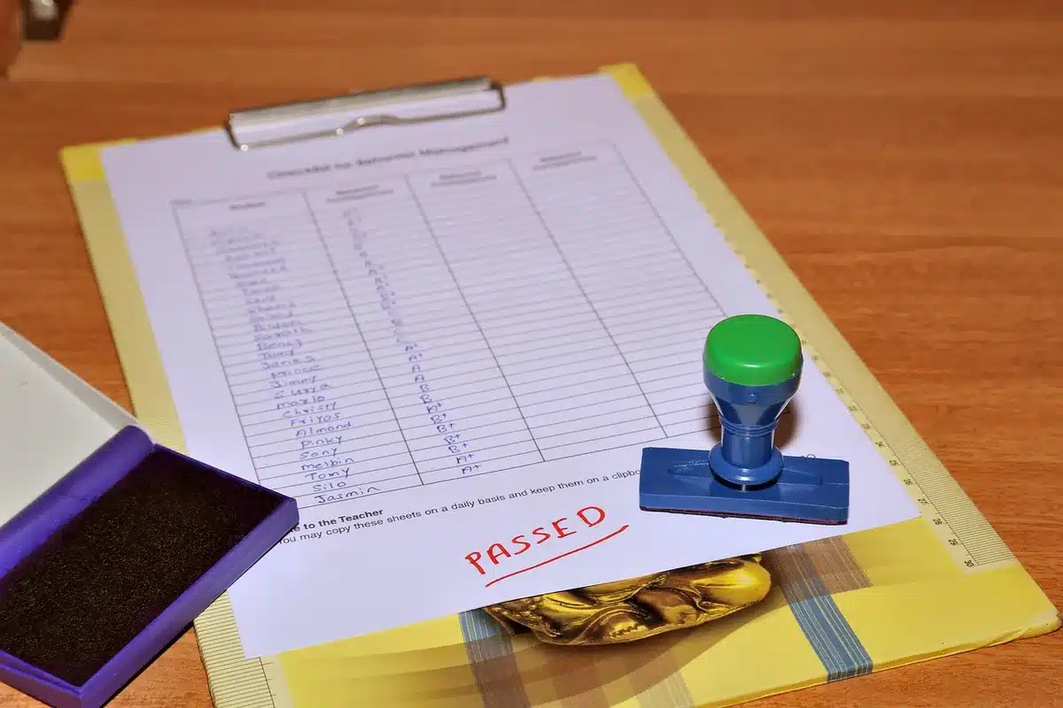 Checklist juridique sur un bureau avec stylo et dossiers