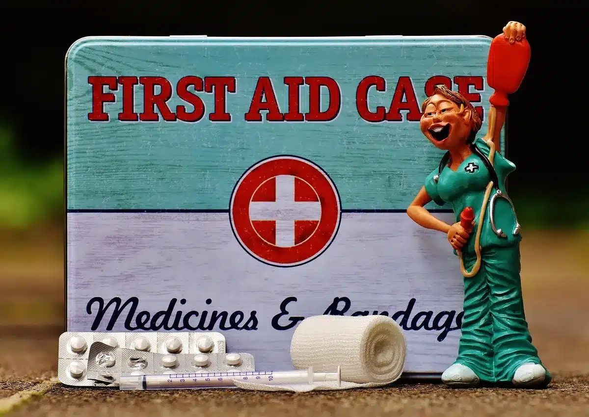 Trousse de secours dans une salle médicale du club