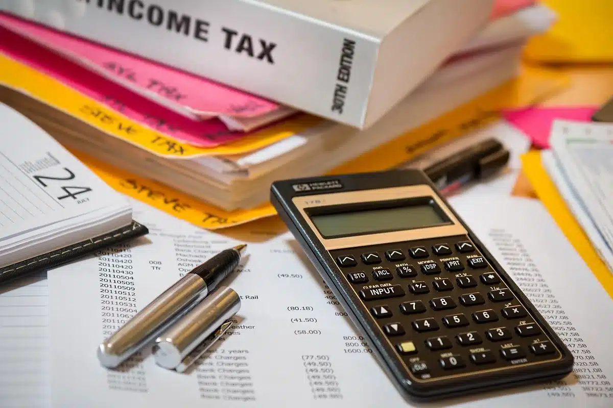 Exemples de factures, relevés bancaires et grand livre montrant les recettes